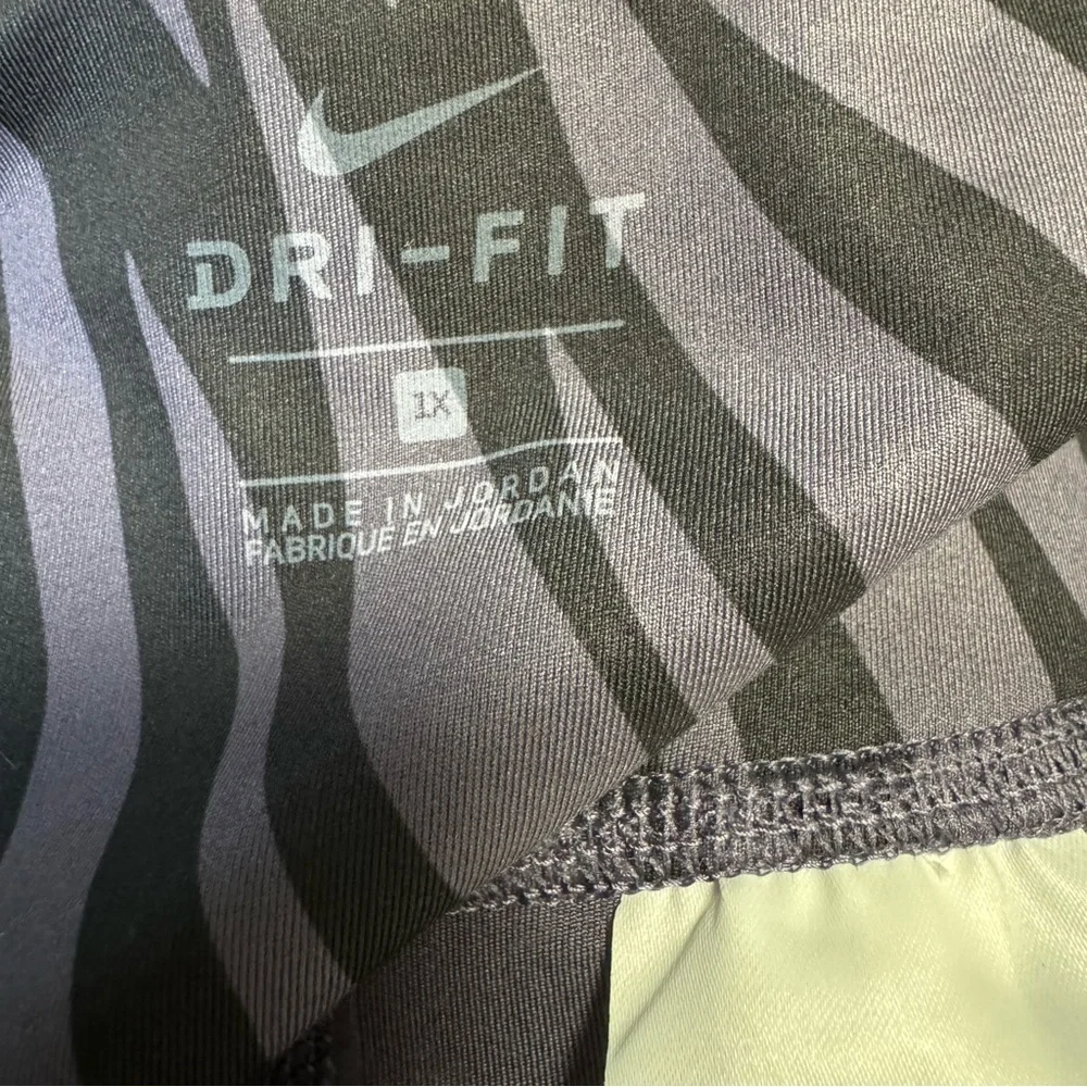 Nike NWT Plus Size Training One Sculpt Tight 7/8 leggings in zebra print size 1X